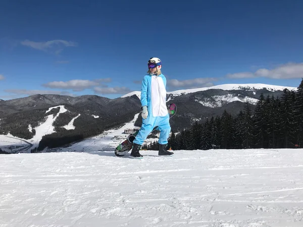 Mavi, pembe tek boynuzlu at pijama kigurumi kar dağlarda Kayak raporu snowboard ile açık kız.