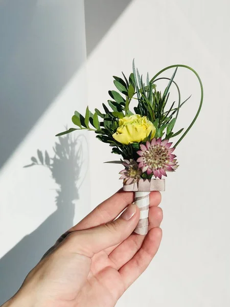 Şık şık erkek aksesuar beyaz arka plan üzerinde izole kapatmak. Düğün kavramı için hazırlık. Dikey renkli fotoğraf.