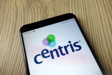 Konskie, Polonya - 11 Kasım 2019: Centris.ca emlak platformu logosu cep telefonunda