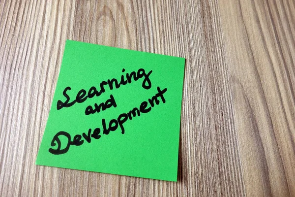 Calligrafia dell'apprendimento e dello sviluppo su nota adesiva — Foto Stock