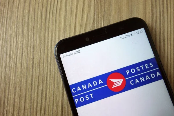 Konskie, Polen - 11 november 2019: Canada Post Corporation logotyp på mobiltelefon — Stockfoto