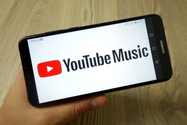 Konskie, Polonya - 19 Kasım 2019: Youtube Cep telefonunda müzik logosu