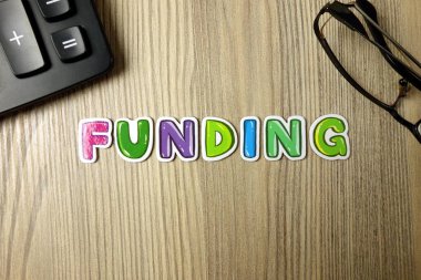 Hesap makinesi ve gözlüklü sözcük finansmanı