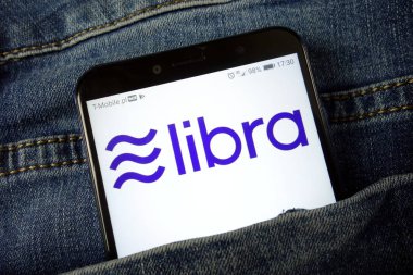 Konskie, Polonya - 24 Kasım 2019: Cep telefonunda Libra kripto para birimi logosu