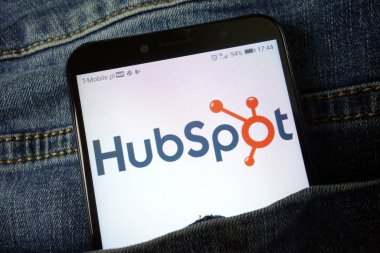 Konskie, Polonya - 24 Kasım 2019: Hubspot Inc logosu cep telefonunda