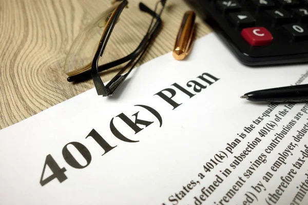 401k Plan met rekenmachine pen en bril — Stockfoto
