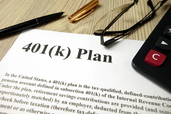 Hesap makinesi kalem ve gözlüklü 401k Planı