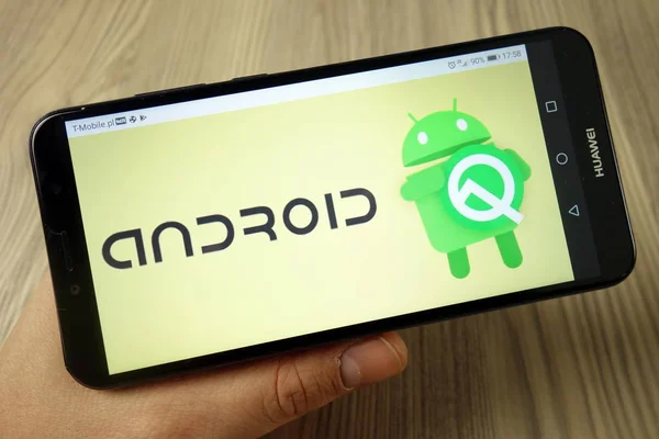 Konskie, Polonya - 24 Kasım 2019: Android Q logosu cep telefonunda — Stok fotoğraf