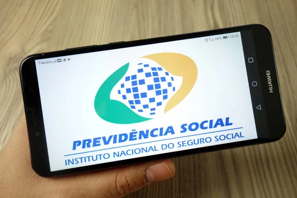 KONSKIE, POLONIA - 24 de noviembre de 2019: logotipo del Seguro Social Brasileño (INSS) en el teléfono móvil —  Fotos de Stock