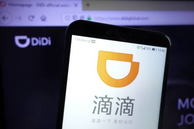 Konskie, Polonya - 07 Aralık 2019: Didi Chuxing Technology Co logosu cep telefonunda