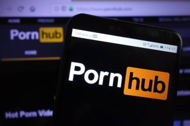 Konskie, Polonya - 07 Aralık 2019: Cep telefonunda porno logosu