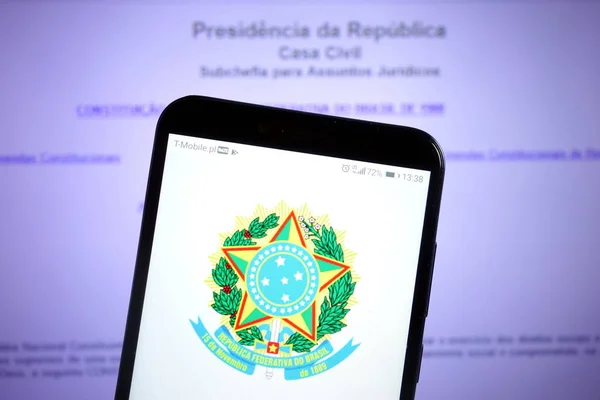 Konskie, Polen - 07 december 2019: logo van de Federale Republiek Brazilië op mobiele telefoon — Stockfoto