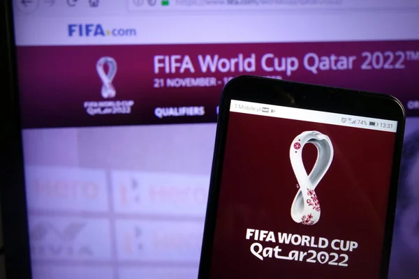 KONSKIE, POLÓNIA - 07 de dezembro de 2019: Logotipo da Fifa World Cup Qatar 2022 no celular — Fotografia de Stock