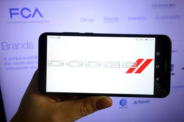 КОНДЖИ, ПОЛЬША - 7 декабря 2019 года: Логотип Dodge на мобильном телефоне — стоковое фото