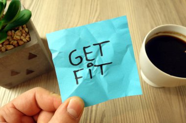 Forma girin - motivasyon hatırlatıcısı yapışkan nota elle yazılmış