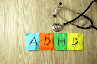 Adhd Dikkat Eksikliği Hiperaktivite Bozukluğu kısaltması yapışkan notlara elle yazılmış