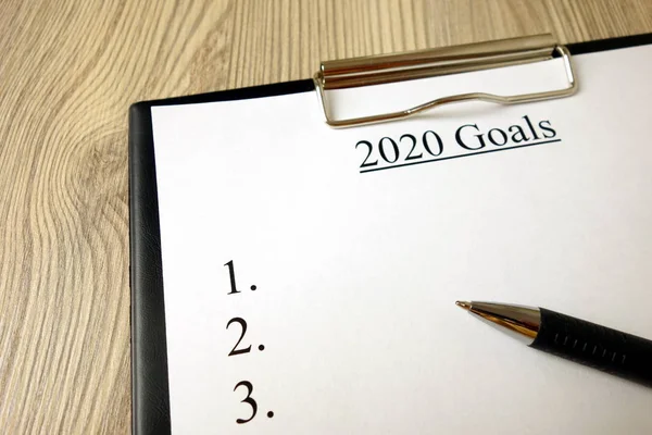 A 2020-as célok szövege a jegyzettömbön tollal — Stock Fotó