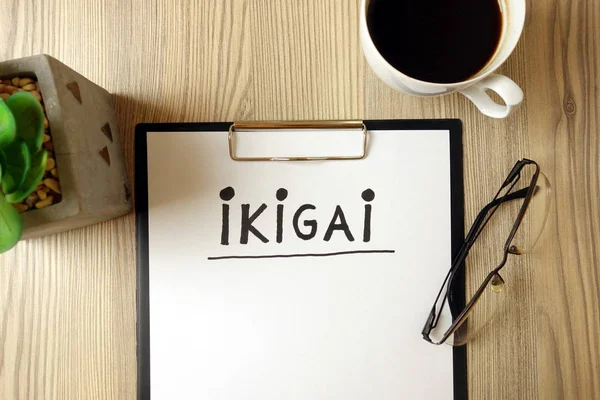 Palabra ikigai manuscrita en bloc de notas con accesorios —  Fotos de Stock