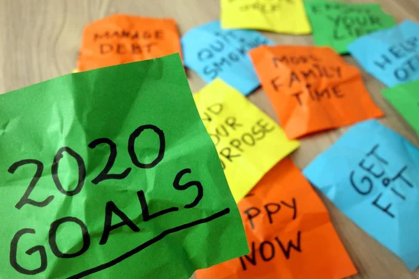 A 2020-as célok koncepciója ragadós megjegyzésekre kézzel írott állásfoglalásokkal — Stock Fotó