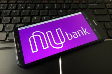 Konskie, Polonya - 21 Aralık 2019: Cep telefonunda Nubank fintech logosu