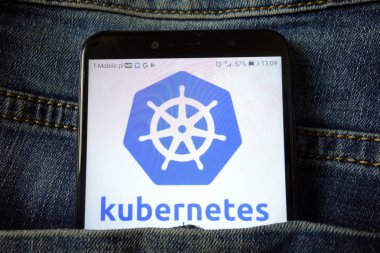 Konskie, Polonya - 21 Aralık 2019: Cep telefonunda Kubernetes logosu