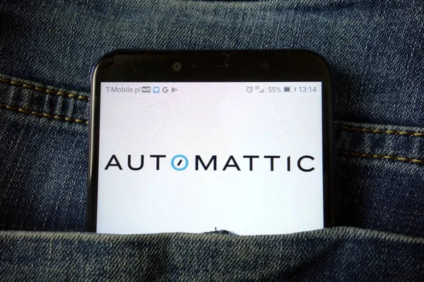 KONSKIE, POLONIA - 21 de diciembre de 2019: logotipo de Automattic Inc en el teléfono móvil —  Fotos de Stock