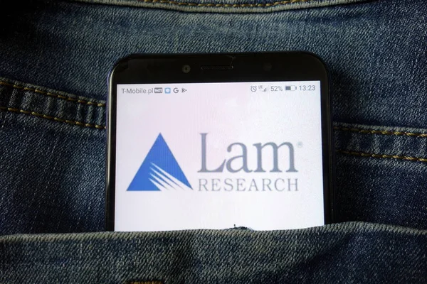 KONSKIE, POLONIA - 21 de diciembre de 2019: logotipo de Lam Research Corporation en el teléfono móvil — Foto de Stock