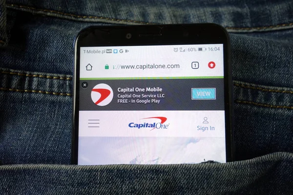 Konskie, poland - 21. Dezember 2019: capital one financial corporation website on mobile phone — Stockfoto