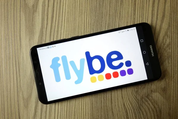 Konskie, Lengyelország - 2019. december 21.: Flybe légitársaság logója mobiltelefonon — Stock Fotó