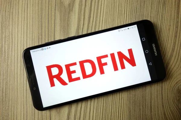 KONSKIE, POLÓNIA - 21 de dezembro de 2019: Logotipo da Redfin Corp no celular — Fotografia de Stock