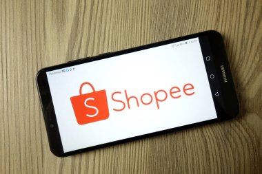 Konskie, Polonya - 21 Aralık 2019: Cep telefonunda Shopee platform logosu