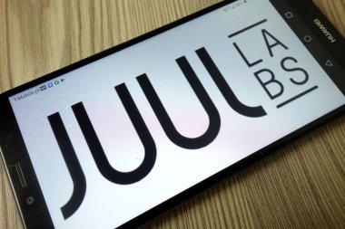 Konskie, Polonya - 21 Aralık 2019: Cep telefonunda Juul Labs Inc logosu