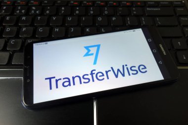 Konskie, Polonya - 11 Ocak 2020: Cep telefonunda transferwise ödeme servisi logosu