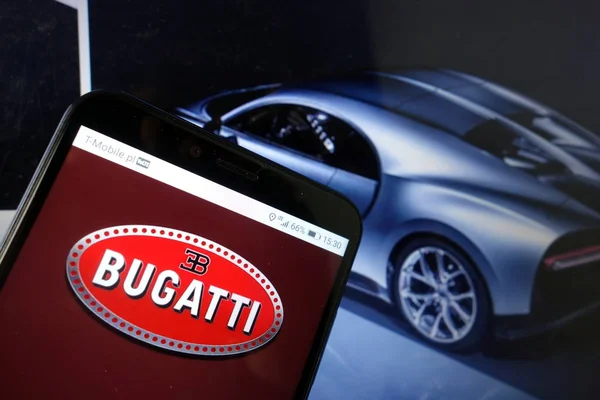 КОНСКИЕ, ПОЛАНД - 11 января 2020 года: логотип Bugatti Automobiles на мобильном телефоне — стоковое фото