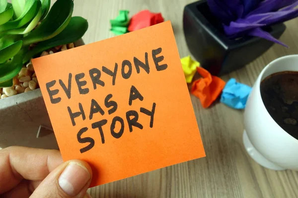 Slogan: Jeder hat eine Geschichte auf Zettel geschrieben — Stockfoto