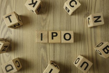 Masadaki tahta bloklardan ipo haberi.