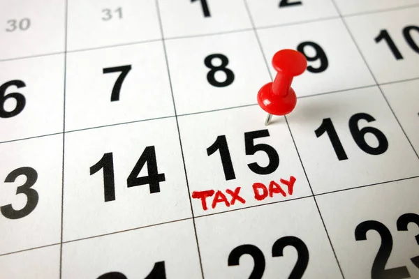 Налоговый день отмечен в календаре — стоковое фото