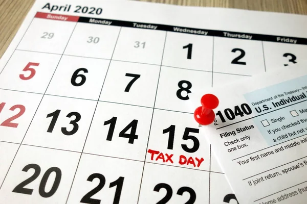 Månadskalender som visar datum 15 april 2020 markerade som skattedag med 1040 formulär — Stockfoto