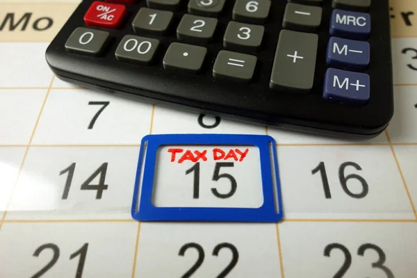 Naptár az irodai asztalon az adónap feltüntetésével - 2020. április 15. — Stock Fotó