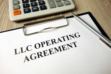 Llc işletim sözleşmesi, masa üzerinde kalem ve hesap makinesi