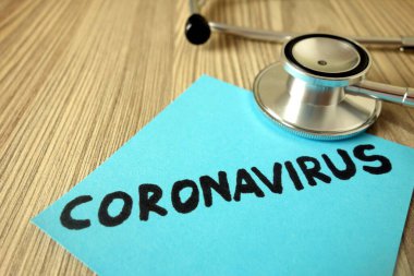 Steteskop, sağlık ve tıbbi konsept ile yapışkan notlar üzerine Coronavirüs metni