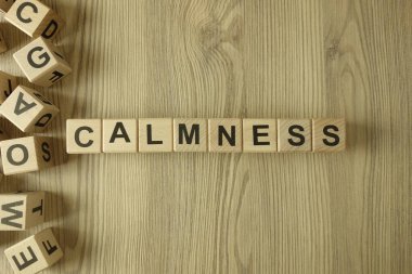 Masadaki tahta bloklardan gelen sözcük sakinliği