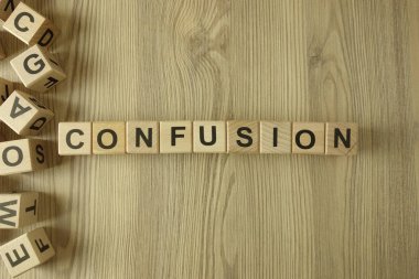 Masadaki tahta bloklardan gelen kelime karışıklığı.