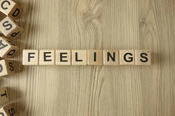 机の上の木製ブロックからの言葉の感情 — ストック写真