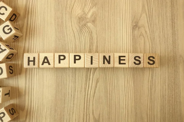 Masadaki Tahta Bloklardan Mutluluk Kelimesi — Stok fotoğraf