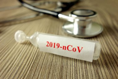 Aşı ve steteskop için kullanılan 2019 nCoV metni ile Ampul, yeni koronavirüs 2019 pandemik tedavi kavramı