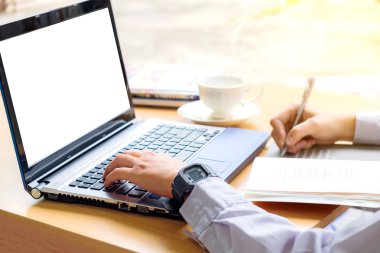 Sabah dizüstü kullanarak ele