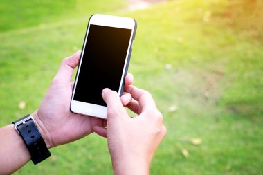 El kullanarak cep telefonu ile parkta Vintage için boş perde