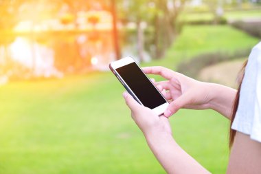 Kadınlar kullanarak cep telefonu parkta Vintage sesi