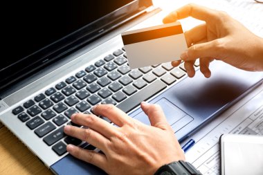 Online playments, kredi kartı ödemeleri tutarak ve La kullanarak el